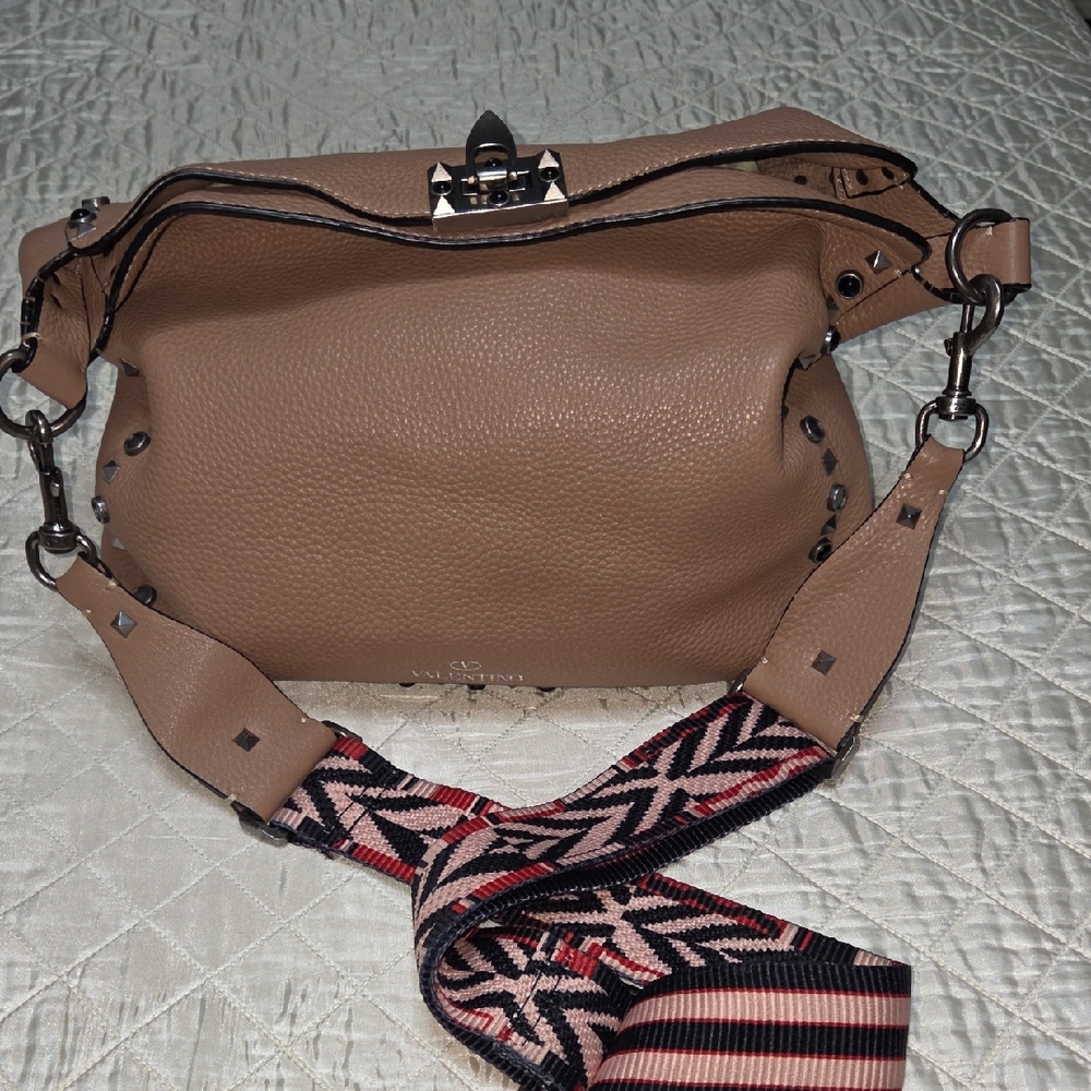VALENTINO GARAVANI. Guitar Rockstud Rose/Tan Leather Women's Bag.